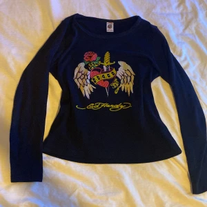 Ed hardy tröja långärmad - Bra skick fast några rhinestones har gått av på fram sidan  