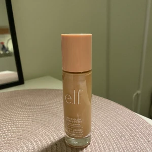 Elf halo glow - Elf halo glow i färgen ”2-fair/light”. Säljer pga färgen var för mörk för mig. I andra bilden ser ni hur mycket det finns kvar