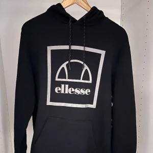 Ellesse hoodie - Ellesse hoodie, väldigt bra skick 8,5/10, storleken är M men om ni har S o gillar oversized då passar den.
