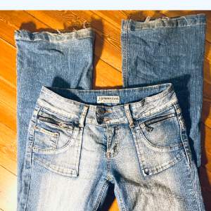 Säljer dessa skit snygga  Low Waist jeans 🙌🏽 då dem inte passade 🤍 bootcut 💓 midjemåttet rakt över är 37 cm. Innerbenet är 83 cm. Rakt över låret är 22 cm 💓
