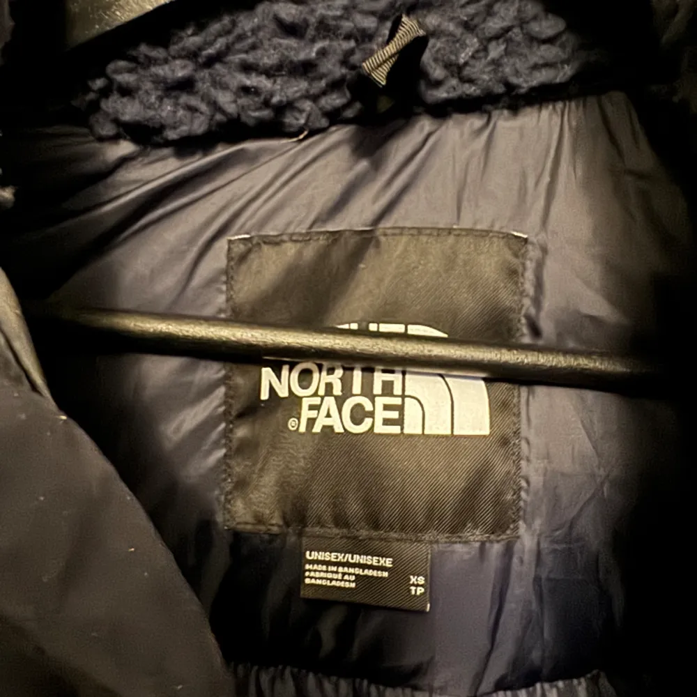 Nuptse jacket, the north face, Sherpa modell Mörkblå, Unisex storlek XS Fint skick. Jackor.