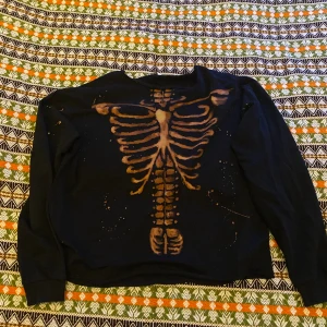 egenmålad longsleeve - den är avklippta