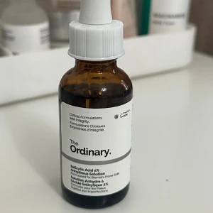 The Ordinary Salicylic Acid 2% Anhydrous Solution 30 ml - Den är helt ny. Köpte den och fick sedan reda på att jag inte kan använda den. Kan ej använda den på grund av konflikt med ordinerad retinolbehandling.