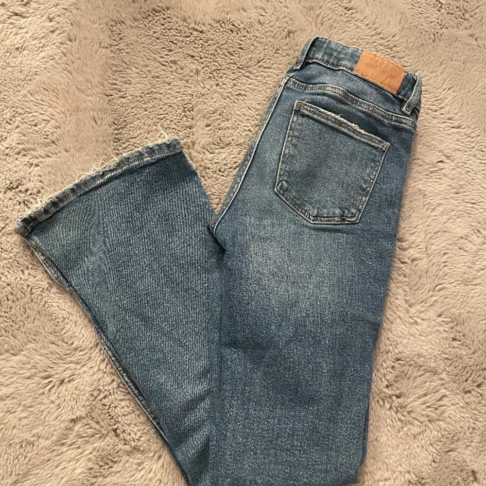 Säljer dessa jeans ifrån Gina tricot. Bra skick och sitter jätte fint🌟Storlek 152 passar nog om du har Waist 24. Köpt för 350kr säljer för 120kr! Byxorna har även en liten slits . Jeans & Byxor.