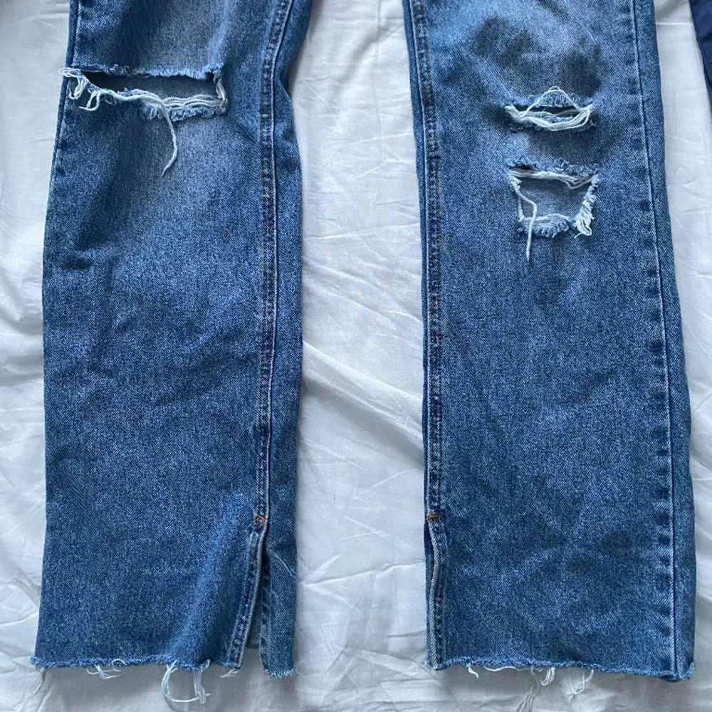 Snygga blå jeans från Pull&Bear💋säljer pga att dom inte kommer till användning. Dom är straight i benen😍 Tryck gärna på köp nu med tveka inte att skriva om du har några funderingar⭐️. Jeans & Byxor.