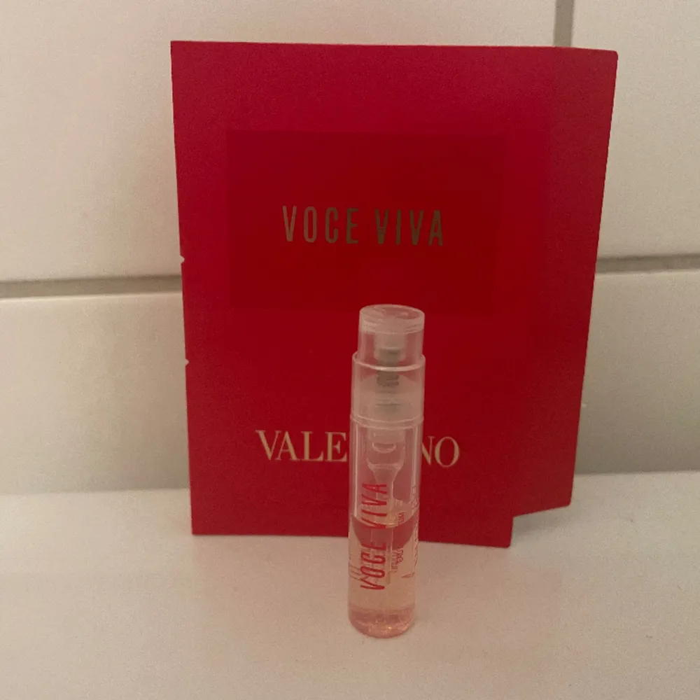 Valentino Voce Vivo tester. Endast testat men inte min typ av parfym därför säljer jag den. Mängd kvar enligt bild.. Övrigt.