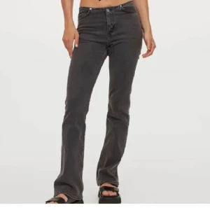 Gråa lågmidjade utsvängda jeans  - Säljer dessa så fina lågmidjade jeansen😇😇🌟