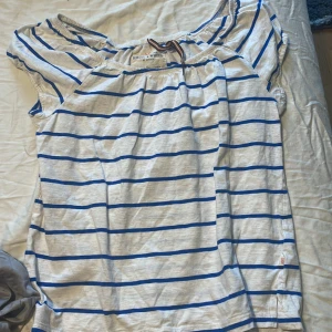 Gullig randig topp - Säljer nu denna blå vit randiga topp från Lindex, vet inte hur mycket den kostar ny eller om den finns kvar storlek M men passar mer som S 
