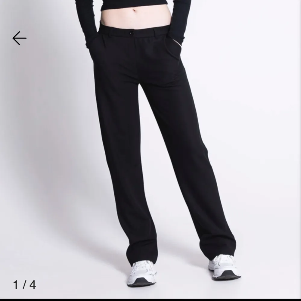 Hejj, säljer dessa svarta kostymbyxor från lager 157 i storlek S då de är för stora & långa. Mid/low waist och bara provade. 💕💞💗. Jeans & Byxor.