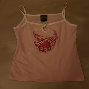 Harley Davidson linne - Så fint rosa linne från Harley Davidson, skulle säga arts et passar någon med storlek xs och s men funkar på mig som även har m❤️❤️ vid affär innan lovet så är priset diskuterbart