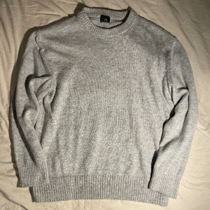Grå stickad tröja - Grå stickad relaxed tjocktröja från hm   Storlek L 