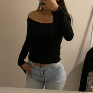 Säljer mina jeans ifråk nelly stl 32 men passar en 34 perfekt då dom e lite större i storleken. Jeansen säljs inte längre på nelly men köpte för de för  599 och säljer dom för 70 kr. Jeansen är i  nyskick har bara använt jeansen ungefär tre gånger.