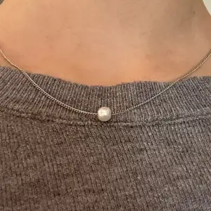 Supergulligt silver halsband med en liten pärla i mitten. Andvänd ca två gånger.