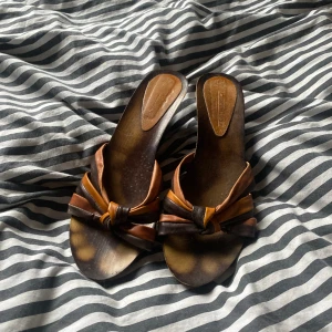 Sommar skor - Supersöta sommarsandaler med träbotten med liten klack .Väldigt sköna i storlek 41. Skriv gärna om du har frågor❤️