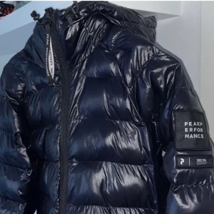 Peak performance jacka - Säljer denna riktigt feta peak performance jacjan! Perfekt nu till våren, skicket: 9/10, nypris: 3000! Tveka inte på att skriva om ni haf funderingar osv