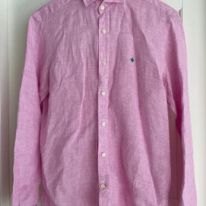 Morris linne skjorta! - Nu säljer jag min ny köpta morris linne skjorta till ett billigt pris! Skicket är 9/10, skjortan är väldigt snygg då den matcher väldigt bra till en vit t shirt som man ser på andra bilden! Skriv om ni har frågor och intressd!