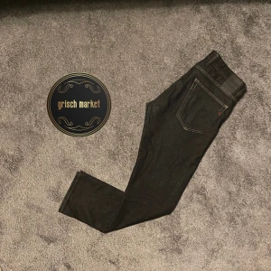 Repaly Grover jeans  - Ett par snygga replay Grover | nästan svart men skulle säga att dom är väldigt mörkblå | aldrig tvättade helt nya skick 10/10 | size W31L30 sitter sjukt snyggt på mig som är 183cm och 72kg | nypris ca 1500 | kom med frågor och funderingar |