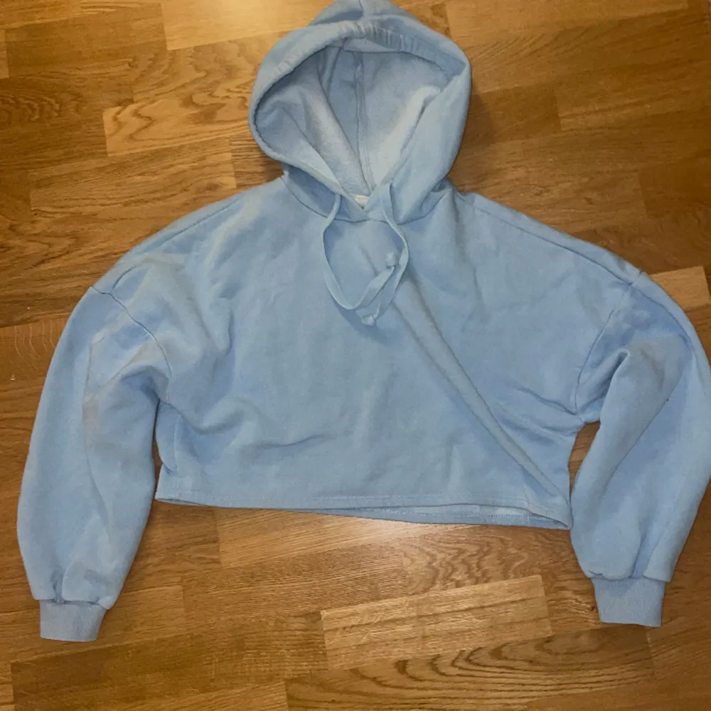 En kortare nästan magtröjs hoodie i blå färg. Super snygg i storlek XXS men den passar XS/S.. Hoodies.