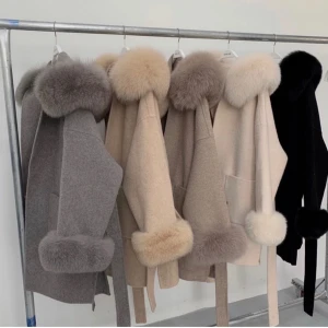 SÖKER - söker en sånnhär kappa , färg spelar inte så stor roll helst svart, i s eller m  