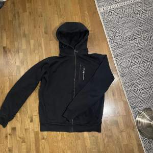 Svart sail racing hoodie bra skick nypris 1300