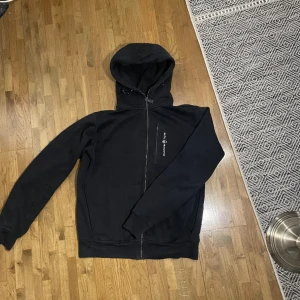 Sail racing hoodie  - Svart sail racing hoodie bra skick nypris 1300
