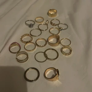 Massor av ringar! - Massor av ringar. Inga är skadade! 19 ringar för bara 50 kr!