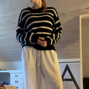 Stickad randig tröja - Gosig tröja från HM i marinblå och vita ränder.✨