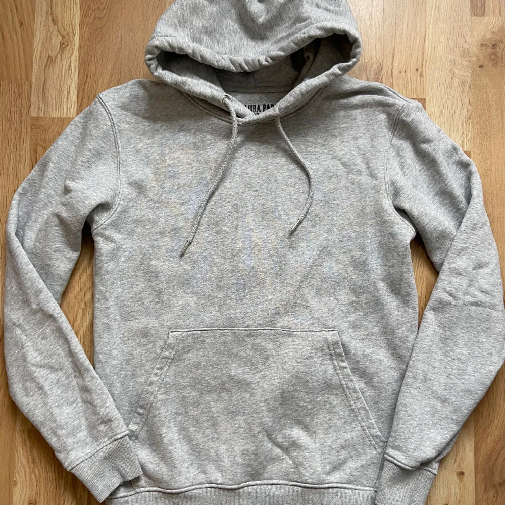 En helt oanvänd grå Mira Paris hoodie från Zalando. Säljer pågrund av att den ej används, hör av er om ni har några frågor. (Ni står för frakt)💓. Hoodies.