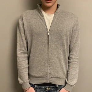 Grå full zip, Mango - Tjena, säljer denna riktigt schyssta full zip tröjan från Mango - skick: 9/10 - storlek M, personen på bilden är cirka 184 cm - för mer bilder eller info skicka ett meddelande! 