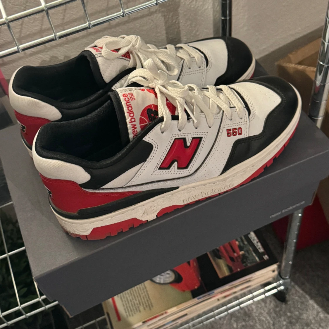 New balance 550 i röd vit och svart - 90