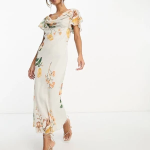 Vackraste midiklänningen  - Helt slutsåld klänning i storlek 32. Verkligen magisk på alla sätt och vis. Kommer tyvärr inte till användning. Helt ny med lapparna kvar! 🌷💓