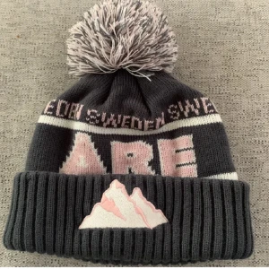 Åre mössa - En jättefin rosa och grå åremössa, helt nyskick! Svår att få tag på och väldigt eftertraktad så först till kvarn!😇