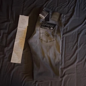Replay anbass jeans  - Säljer av mina Replay anbass jeans Helt nya, endast testade och all OG finns. Nypris 1,800:-  bara att höra av sig vid funderingar Allt gott, Hannes 🤝🏼
