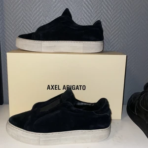 Axel arigato skor  - Hej säljer nu mina Axel arigatos för 799kr skick 7/10  sko storlek 40 men passar 41 