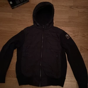 Parajumper jacka  - Har tröttnat på den har haft den i 1 år då jag behöver pengar så jag säljer den