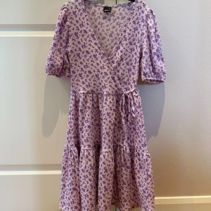 Klänning från Gina  - Jätte söt klänning från Gina Tricot i stl xs. Endast använd fåtal gånger. Priset kan diskuteras 💖