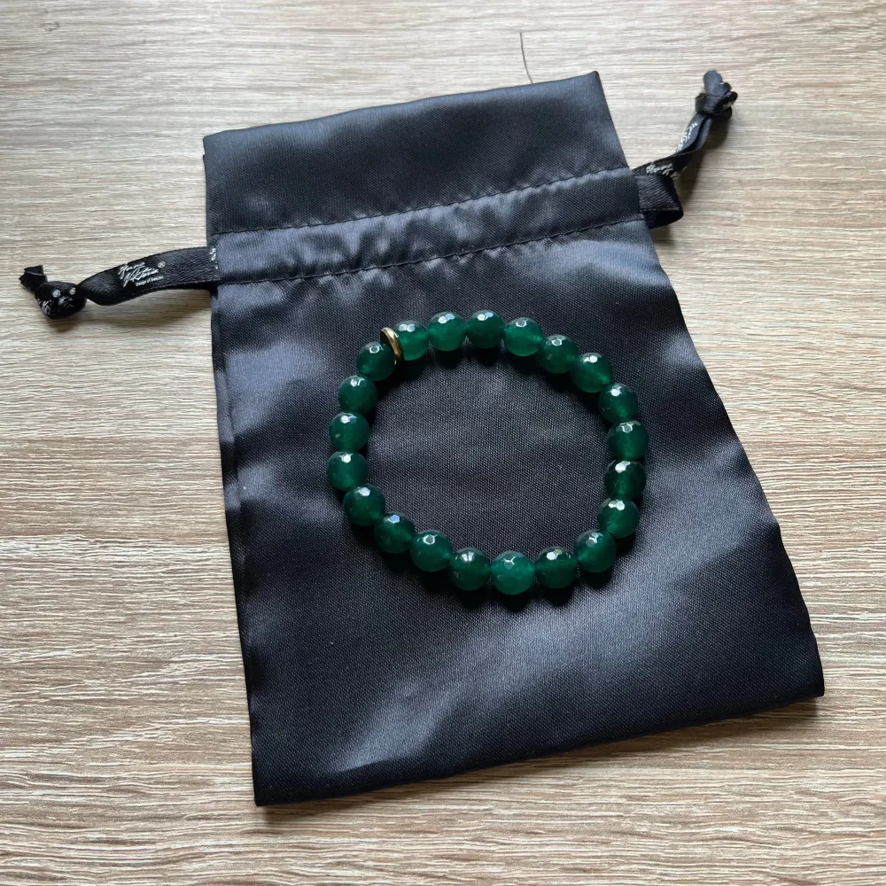 Fint kristallarmband som är helt oanvänt💚 Säljer även liknande armband i olika färger på min sida <3 Nypris 250kr (Silkespåse medföljer). Accessoarer.