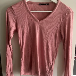 långärmad v-neck - Köpt på lager 157 för några år sedan men knappt använd💗