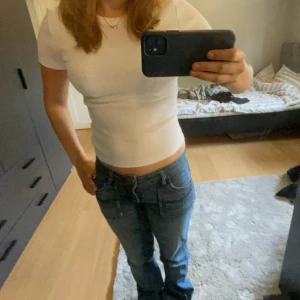 T-shirt från Zara - Jätte snygg t-shirt från Zara i ett ribbat liknande material. Se defekt på sista bilden💕kom privat vid fler bilder eller funderingar