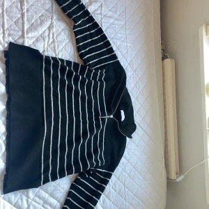 Tröja från Ullared  - Säljer denna tröja från Ullared  Storlek M  Använd, men fint skick!! Pris-100 kr