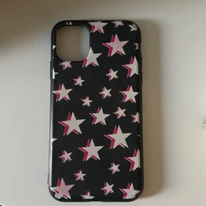 Mobilskal - Gulligt mobilskal med massor av söta stjärnor på. Passar till iPhone 11. Frakt kostar 15kr 💘