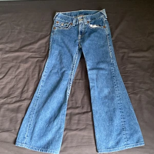 Bootcut True religion jeans  - Säljer dessa true religion jeans pågrund av att de är för små köpte dom här på Plick för 600 tror jag och säljer för 400 inte använda många gånger. Mått: längd 97, bredd 33 hör av er om ni är intresserade🦦🥾