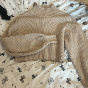 Tröja  - Bekväm och en lite tjockare tröja perfekt nu till hösten har aldrig används då den va för liten 