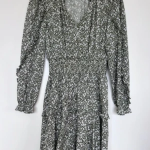 Klänning Designers remix - Superfin klänning,  grön/vit blommigt mönster  Strl 12 år ( passar 10-12 år )  Knappt använd och superfint skick  Som ny!!!! 