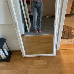 Grå jeans med slit  - Grå jeans med slit från nakd 