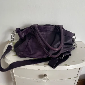 Handväska - Så snygg handväska i lila, säljer då den aldrig komemr till användning 