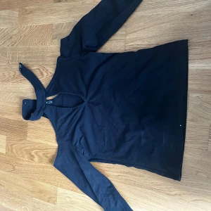 Topp bikbok - Snygg och annorlunda topp från bikbok. Perfekt till fester. Super snygg. Tajt modell