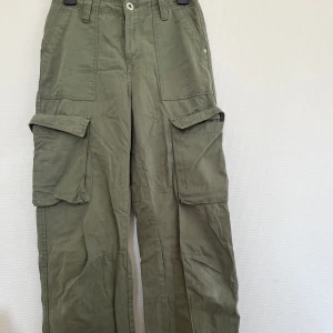 Cargobyxor - Högmidjade gröna cargobyxor från Bershka. Bra skick.