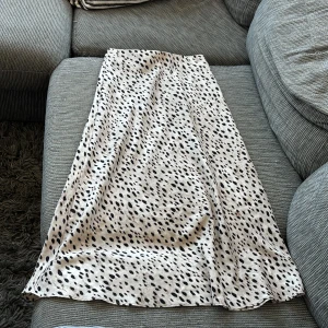 Kjol - Halv lång kjol med print 