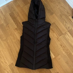 Zara väst - Säljer min zara väst som är använd några gånger men har mest legat i garderoben, den är i strl xs och har inga defekter!❤️köpt för ca 399 skulle ja tro!